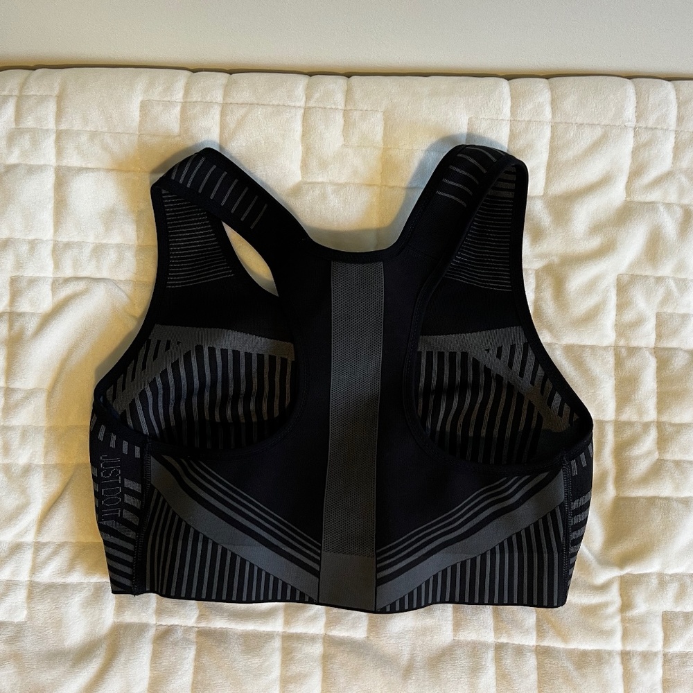 Nike FE/NOM Flyknit High-Support Sports Bra